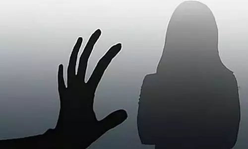 Karnataka : कुत्ते को टहला रही महिला का यौन उत्पीड़न, मोबाइल फोन छीनकर भागे Karnataka : कुत्ते को टहला रही महिला का यौन उत्पीड़न, मोबाइल फोन छीनकर भागे