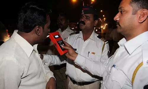 Indore : शराब के नशे में धुत पाए गए ड्राइवरों के बाद प्रेस्टीज कॉलेज की तीन बसें जब्त Indore : शराब के नशे में धुत पाए गए ड्राइवरों के बाद प्रेस्टीज कॉलेज की तीन बसें जब्त