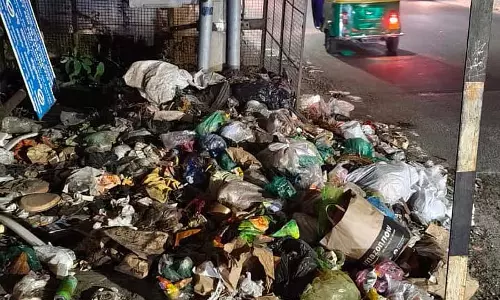 Karnataka : फुटपाथ पर कचरा Karnataka : फुटपाथ पर कचरा