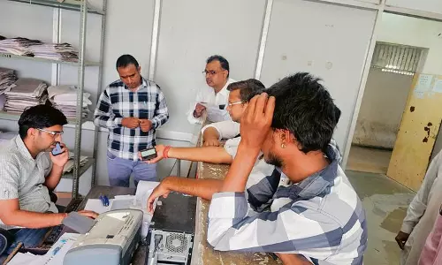 Hisar के सरल केंद्रों पर टोकन सेवा शुल्क से लोग क्यों परेशान हैं