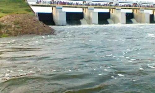 Chennai में बारिश ने बढ़ाई जलस्तर की रौनक, बड़े जलाशयों से पानी रिलीज Chennai में बारिश ने बढ़ाई जलस्तर की रौनक, बड़े जलाशयों से पानी रिलीज