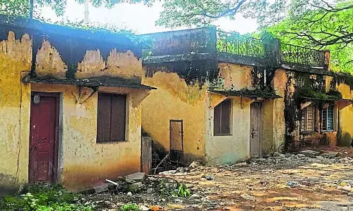 Bangarpet: जीर्ण-शीर्ण नगरपालिका आवास परिसर Bangarpet: जीर्ण-शीर्ण नगरपालिका आवास परिसर