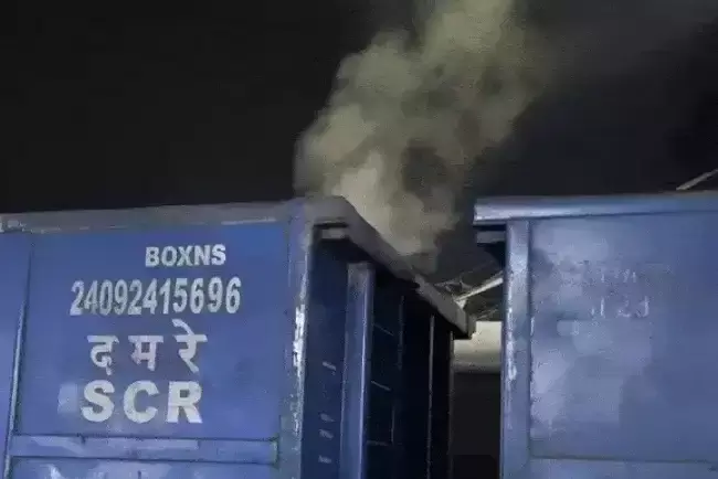 Itarsi: स्टेशन पर मालगाड़ी में धुआं, यात्रियों में दहशत Itarsi: स्टेशन पर मालगाड़ी में धुआं, यात्रियों में दहशत