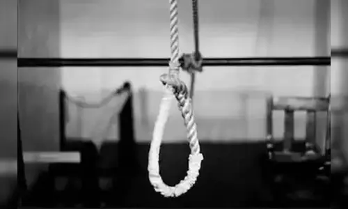 जंगल में युवक ने फंदा लगाकर दी जान, घरेलू विवाद माना जा रहा कारण जंगल में युवक ने फंदा लगाकर दी जान, घरेलू विवाद माना जा रहा कारण