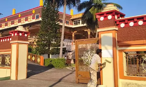 Mundagoda : दलाई लामा के स्वागत की तैयारियाँ Mundagoda : दलाई लामा के स्वागत की तैयारियाँ