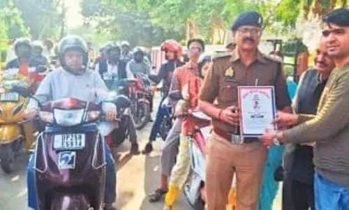 Bareilly: पुलिस ने स्टीकर के जरिए किया यातायात संदेश का प्रचार Bareilly: पुलिस ने स्टीकर के जरिए किया यातायात संदेश का प्रचार