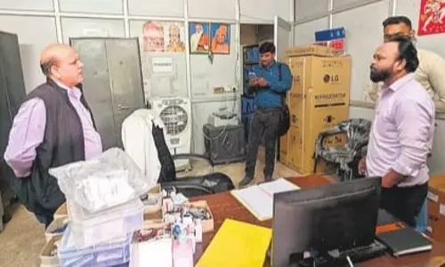 Bareilly: फार्मासिस्ट ने संभाली इलाज की जिम्मेदारी, गैरहाजिर कर्मचारियों से जवाब मांगा Bareilly: फार्मासिस्ट ने संभाली इलाज की जिम्मेदारी, गैरहाजिर कर्मचारियों से जवाब मांगा