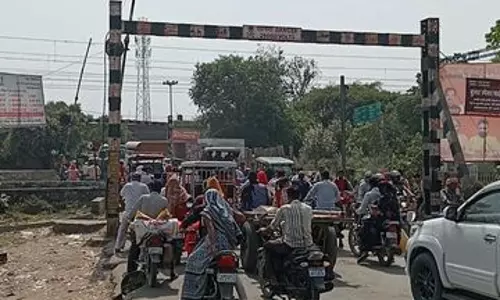 Bareilly: रेलवे क्रॉसिंग बंद, पितांबरपुर में ट्रैफिक का हाल बेहाल Bareilly: रेलवे क्रॉसिंग बंद, पितांबरपुर में ट्रैफिक का हाल बेहाल