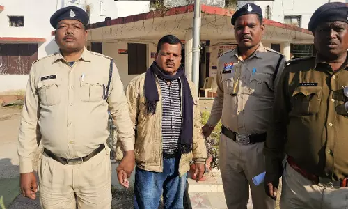 घरेलू काम पर रखकर किशोरी के साथ करता रहा रेप, दरिंदा शिक्षक गिरफ्तार
