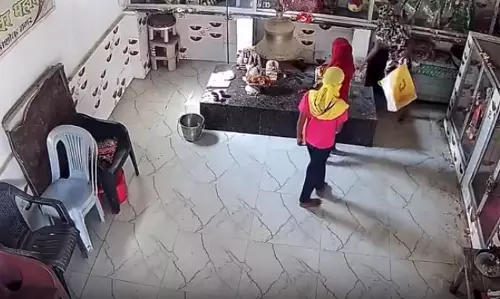महादेव के नजरों के सामने लड़कियों ने की चोरी, मंदिर के पुजारी ने कराई   FIR