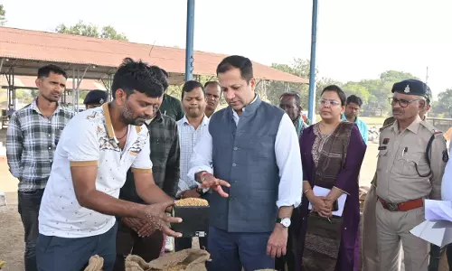 जिले के प्रभारी सचिव ने धान खरीदी केंद्रों का किया औचक निरीक्षण