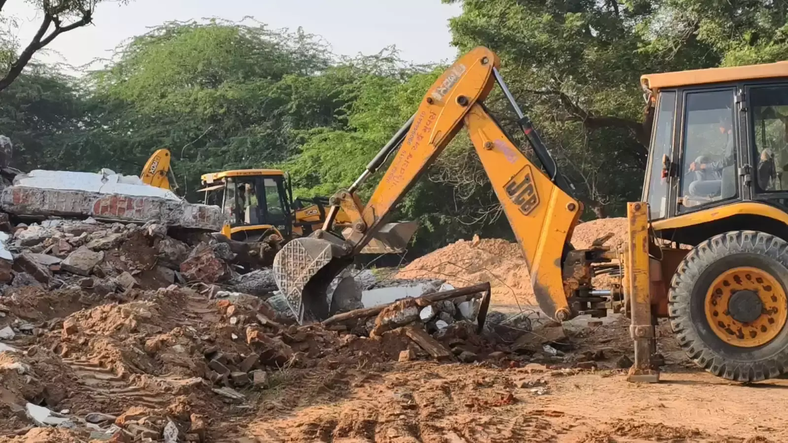 Gandhinagar: सरकारी जमीन पर कब्जा हटाने के लिए गांधीनगर में शुरू हुआ मेगा अभियान Gandhinagar: सरकारी जमीन पर कब्जा हटाने के लिए गांधीनगर में शुरू हुआ मेगा अभियान