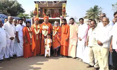 युवाओं को बुरी आदतों से दूर रहना चाहिए: Sadashiv Swamiji युवाओं को बुरी आदतों से दूर रहना चाहिए: Sadashiv Swamiji