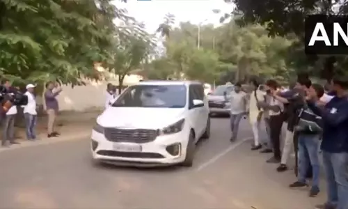 पटना में RJD की बड़ी बैठक, मीसा भारती और तेजस्वी यादव पहुँचे आवास पटना में RJD की बड़ी बैठक, मीसा भारती और तेजस्वी यादव पहुँचे आवास