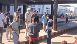 Assam: तिनसुकिया रेलवे स्टेशन पर जम्मू-कश्मीर के मजदूरों की रोकथाम Assam: तिनसुकिया रेलवे स्टेशन पर जम्मू-कश्मीर के मजदूरों की रोकथाम
