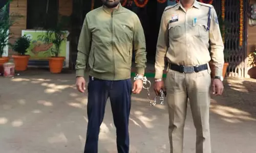 रायपुर से फरार हिस्ट्रीशीटर उड़ीसा में गिरफ्तार, टिकरापारा पुलिस को मिली सफलता रायपुर से फरार हिस्ट्रीशीटर उड़ीसा में गिरफ्तार, टिकरापारा पुलिस को मिली सफलता