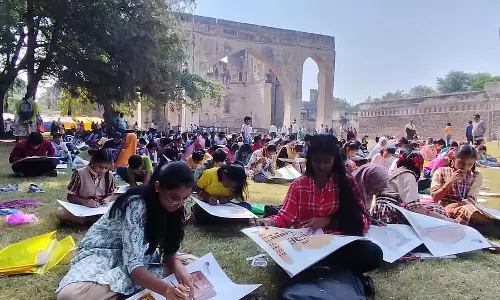 Vijayapura : चिन्नार की छाया में निखरी स्मारक की शान Vijayapura : चिन्नार की छाया में निखरी स्मारक की शान