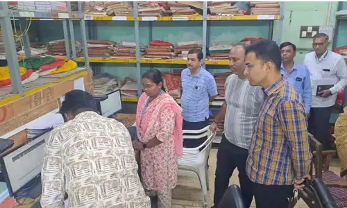 विवाह पंजीकरण केंद्र पर हजारों आवेदन: नगर आयुक्त की फटकार विवाह पंजीकरण केंद्र पर हजारों आवेदन: नगर आयुक्त की फटकार