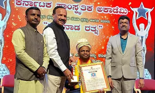 Karnataka : डॉ. सिद्धलिंगा को करुणदा रत्न पुरस्कार दिया गया Karnataka : डॉ. सिद्धलिंगा को करुणदा रत्न पुरस्कार दिया गया