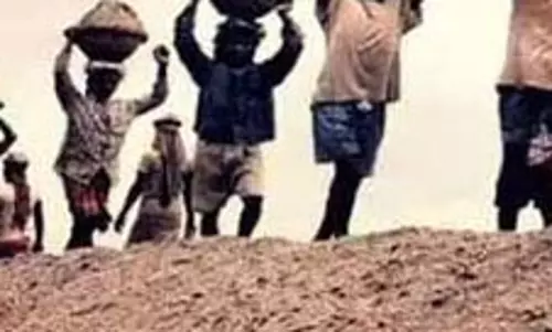 महासमुंद के 22 मजदूरों को यूपी भेजने की फिराक में था दलाल, पुलिस ने सूचना मिलते ही दबोचा महासमुंद के 22 मजदूरों को यूपी भेजने की फिराक में था दलाल, पुलिस ने सूचना मिलते ही दबोचा