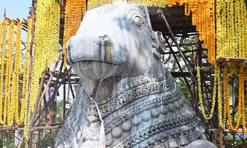 Chamundi पहाड़ी पर पांच सौ साल पुरानी अखंड नंदी प्रतिमा का महाभिषेक समारोह Chamundi पहाड़ी पर पांच सौ साल पुरानी अखंड नंदी प्रतिमा का महाभिषेक समारोह