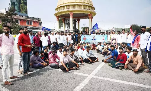 Nanjangud : सड़क विकास की मांग को लेकर विरोध प्रदर्शन Nanjangud : सड़क विकास की मांग को लेकर विरोध प्रदर्शन