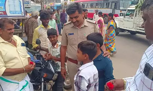 Santhemarahalli : गुलाब देकर यातायात नियमों के प्रति जागरूकता बढ़ाएँ Santhemarahalli : गुलाब देकर यातायात नियमों के प्रति जागरूकता बढ़ाएँ