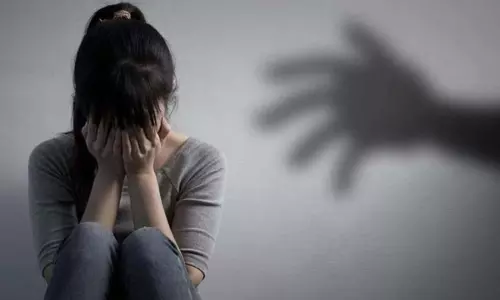 शर्मनाक! फिजियोथेरेपी कराने गई युवती से अश्लील हरकतें, धमकी भी दी