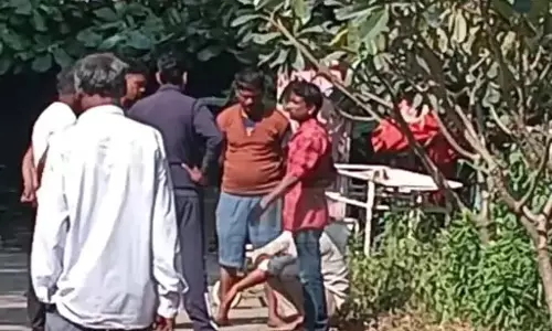 पिकअप पलटने से एक मजदूर की मौत, 4 की हालत नाजुक पिकअप पलटने से एक मजदूर की मौत, 4 की हालत नाजुक