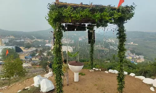 Chamarajanagar : गड्ढे वाहन चालकों के लिए खतरा बने हुए हैं Chamarajanagar : गड्ढे वाहन चालकों के लिए खतरा बने हुए हैं