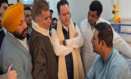 Ravinder Raina और सुनील शर्मा ने नौगाम पुलिस स्टेशन विस्फोट के घायल पीड़ितों से मुलाकात की