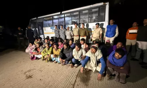 Bengal: 79 बांग्लादेशी मछुआरे गिरफ्तार; 3 मछली पकड़ने वाली नावें जब्त Bengal: 79 बांग्लादेशी मछुआरे गिरफ्तार; 3 मछली पकड़ने वाली नावें जब्त