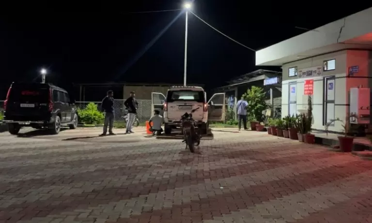 Assam: बजाली पेट्रोल पंप पर स्कॉर्पियो में गलत ईंधन भरने से लोगों में आक्रोश Assam: बजाली पेट्रोल पंप पर स्कॉर्पियो में गलत ईंधन भरने से लोगों में आक्रोश
