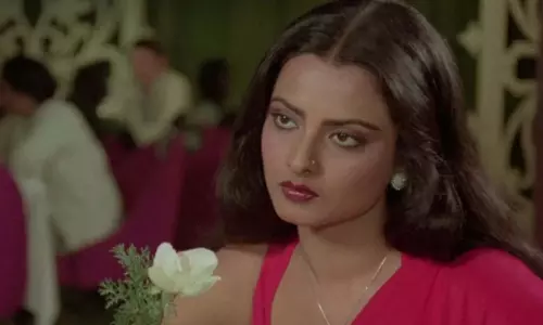 11 साल बाद Rekha का कमबैक: बिना फिल्मों के भी 300 करोड़ की मालकिन 11 साल बाद Rekha का कमबैक: बिना फिल्मों के भी 300 करोड़ की मालकिन
