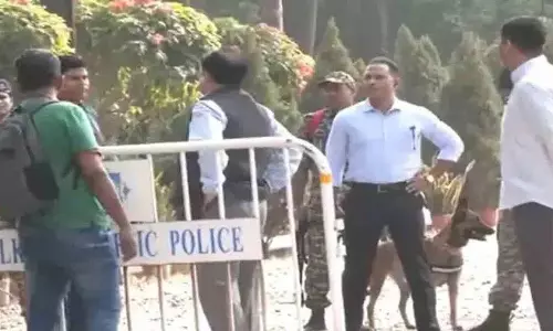 सांसद ने Raj Bhavan में बंदूकें होने का आरोप लगाया, राज्यपाल ने सुरक्षा बलों के साथ निरीक्षण किया