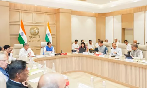 महाराष्ट्र CM: सार्वजनिक विश्वविद्यालय गुणवत्ता सुधारें महाराष्ट्र CM: सार्वजनिक विश्वविद्यालय गुणवत्ता सुधारें