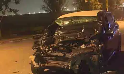 गुरुग्राम में ई-वे लिंक पर गलत साइड से आ रही वैन ने कार को टक्कर मार दी गुरुग्राम में ई-वे लिंक पर गलत साइड से आ रही वैन ने कार को टक्कर मार दी