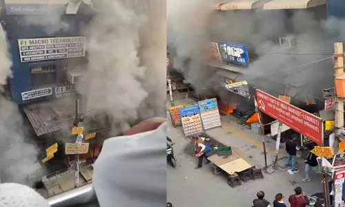 बुकस्टोर में लगी आग से अफरा-तफरी, DFS ने मिनटों में पाया काबू बुकस्टोर में लगी आग से अफरा-तफरी, DFS ने मिनटों में पाया काबू