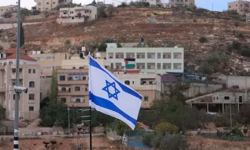 पश्चिमी तट में Israeli बलों ने अवैध बसने वालों की चौकी ध्वस्त की, 25 परिवार हटाए गए