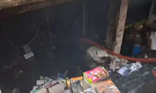 Delhi: लक्ष्मी नगर मेट्रो स्टेशन के पास किताबों की दुकान में भीषण आग लगी Delhi: लक्ष्मी नगर मेट्रो स्टेशन के पास किताबों की दुकान में भीषण आग लगी