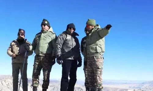 रक्षा सचिव ने सीमावर्ती इलाकों का किया दौरा, सैन्य तैयारियों की विस्तृत समीक्षा की