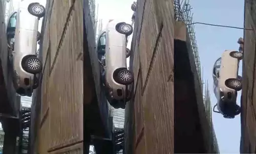 Kerala: निर्माणाधीन पुल के बीच हवा में लटकी कार, ड्राइवर ने बैरियर तोड़ा Kerala: निर्माणाधीन पुल के बीच हवा में लटकी कार, ड्राइवर ने बैरियर तोड़ा