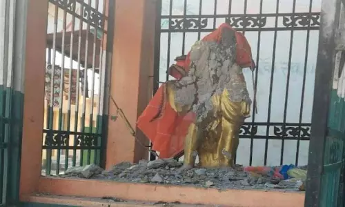 फिंगेश्वर में महात्मा गांधी की मूर्ति तोड़ने से ग्रामीणों में आक्रोश फिंगेश्वर में महात्मा गांधी की मूर्ति तोड़ने से ग्रामीणों में आक्रोश