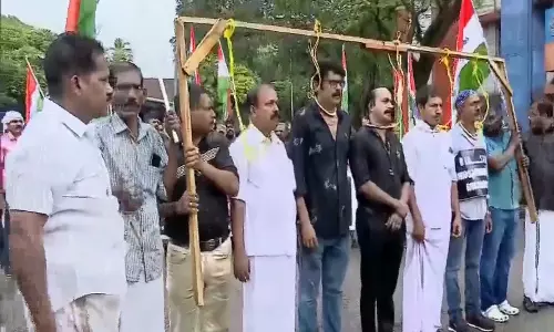 केरल में BLO ने अपने सहकर्मी की कथित आत्महत्या के बाद मचे बवाल के बीच विरोध प्रदर्शन किया
