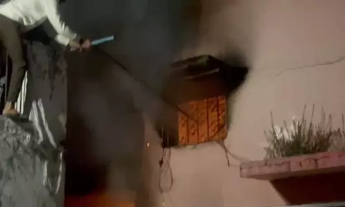 CG BREAKING: टिकरापारा खटीक मोहल्ले के घर में लगी भीषण आग, दमकल गाड़ियां मौके पर CG BREAKING: टिकरापारा खटीक मोहल्ले के घर में लगी भीषण आग, दमकल गाड़ियां मौके पर