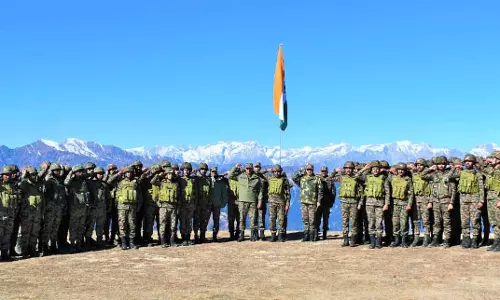 लेफ्टिनेंट जनरल प्रतीक शर्मा ने कश्मीर में सीमा सुरक्षा और ऑपरेशनल रेडीनेस का किया अवलोकन लेफ्टिनेंट जनरल प्रतीक शर्मा ने कश्मीर में सीमा सुरक्षा और ऑपरेशनल रेडीनेस का किया अवलोकन