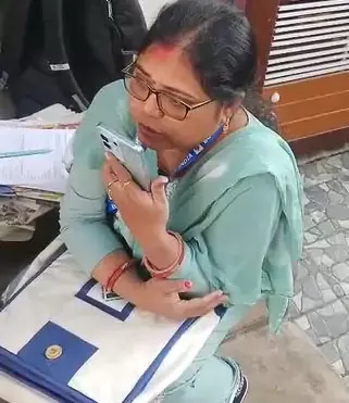 बीजेपी पार्षद ने SIR कार्य में डाला बाधा, महिला अधिकारी का आरोप बीजेपी पार्षद ने SIR कार्य में डाला बाधा, महिला अधिकारी का आरोप