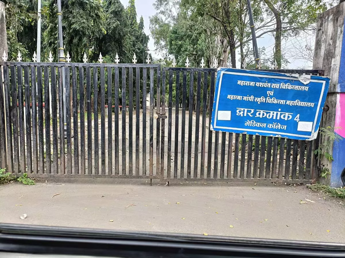 Indore : मध्य भारत के सबसे बड़े सरकारी अस्पताल एमवाय अस्पताल में हजारों मरीज Indore : मध्य भारत के सबसे बड़े सरकारी अस्पताल एमवाय अस्पताल में हजारों मरीज