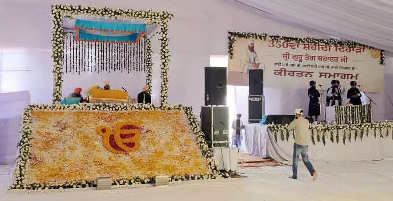 गुरु तेग बहादुर के 350वें शहीदी दिवस के उपलक्ष्य में कीर्तन दरबार का आयोजन गुरु तेग बहादुर के 350वें शहीदी दिवस के उपलक्ष्य में कीर्तन दरबार का आयोजन
