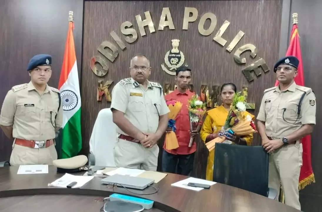 Chhattisgarh के माओवादी दंपत्ति ने ओडिशा पुलिस के समक्ष आत्मसमर्पण किया Chhattisgarh के माओवादी दंपत्ति ने ओडिशा पुलिस के समक्ष आत्मसमर्पण किया